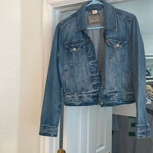 Womens Jean jacket. Never used 😭